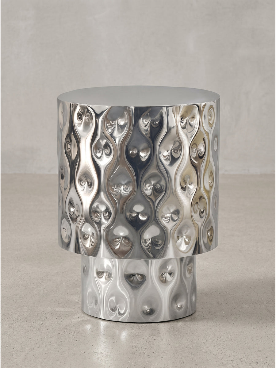 Detaillierter Blick auf den fließenden Übergang von Platte zu Sockel bei diesem handgefertigten silbernen Aluminium-Tisch für das stilvolle Wohnzimmer._