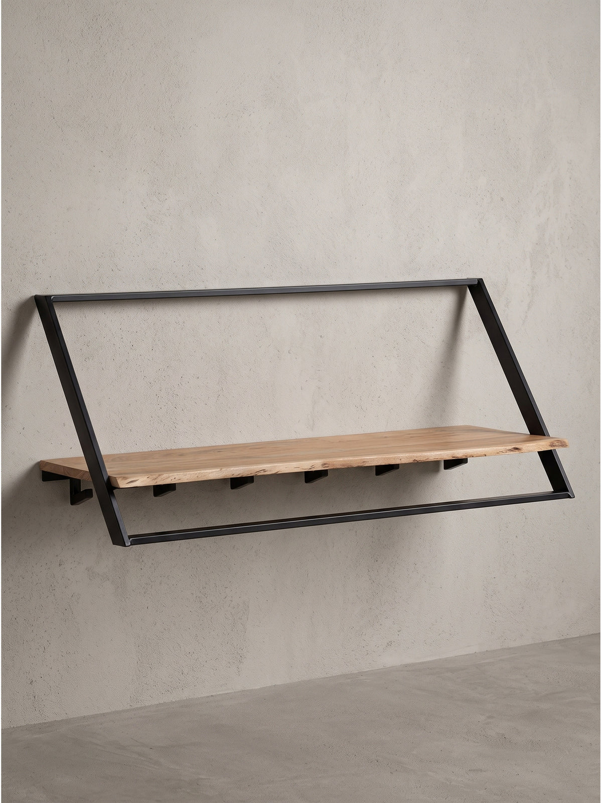 Frontale Ansicht der 100x40x32,5 cm großen Wandgarderobe mit Ablage und Hakenleiste aus Akazie und schwarzem Metall vor weißem Hintergrund.