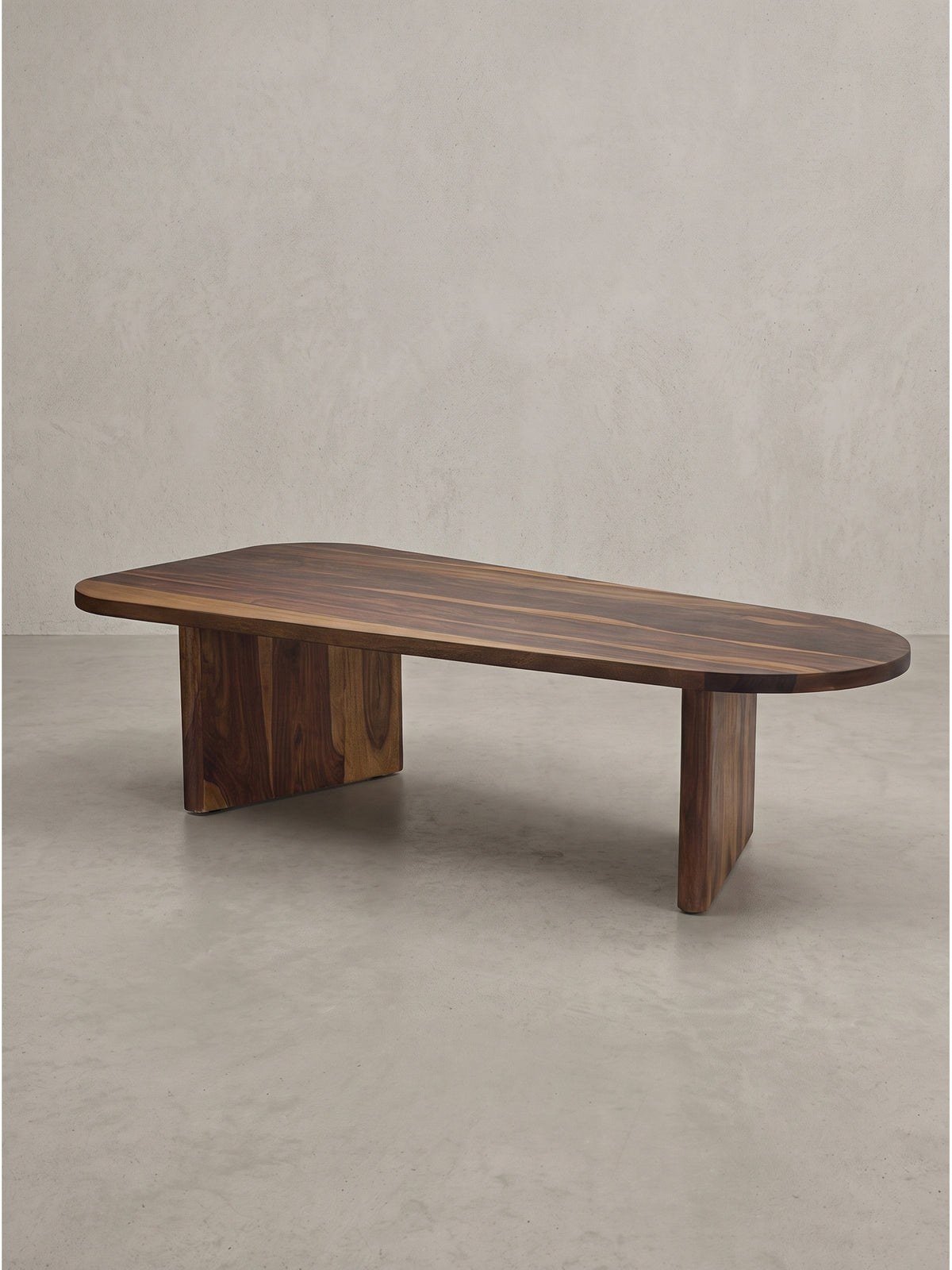 Handgefertigter Couchtisch Sheesham Massivholz oval 120x60x32 cm mit zwei flachen Plattenfüßen freigestellt auf weißem Hintergrund_