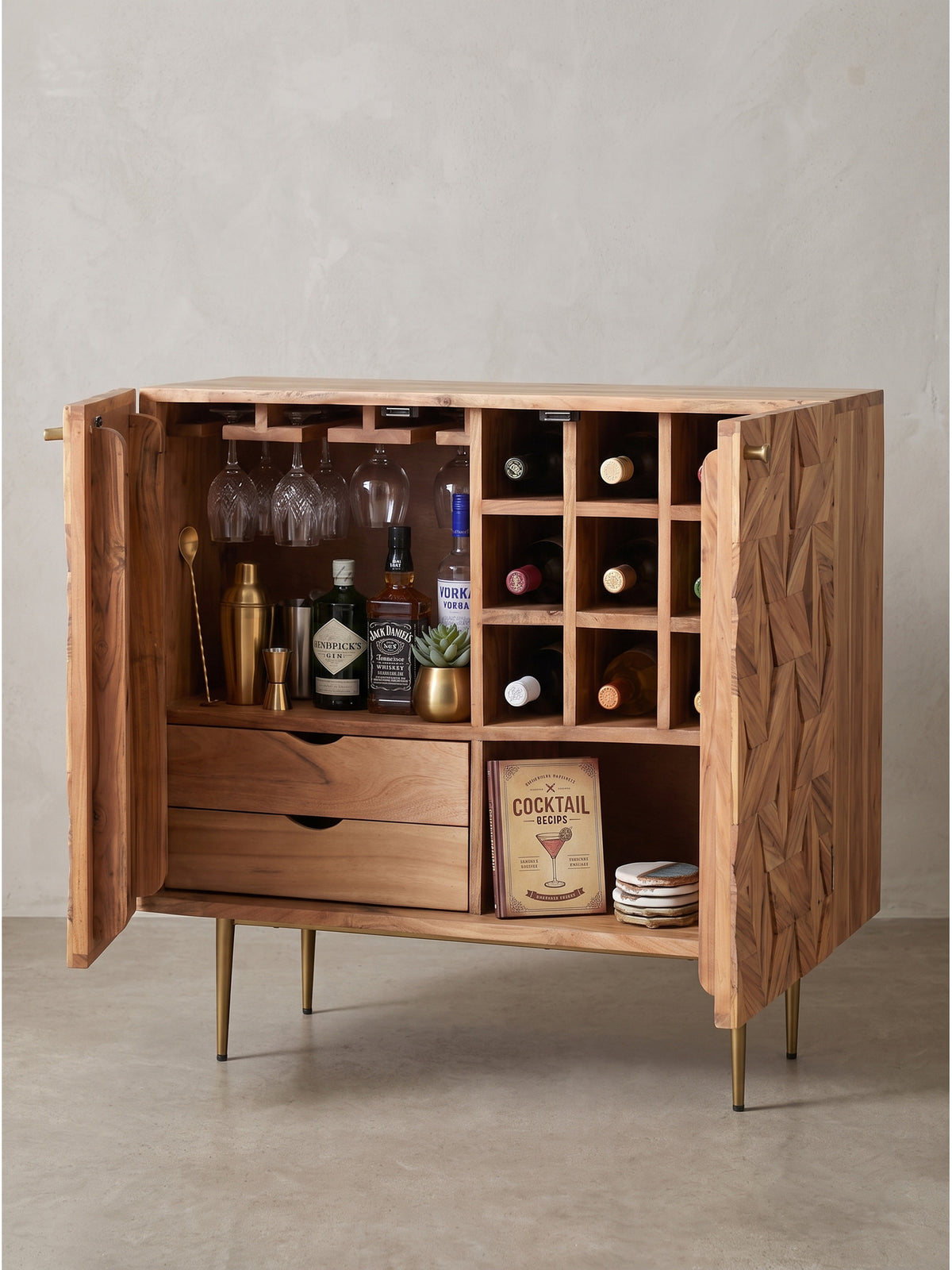 Leicht seitliche Perspektive auf die Design Hausbar mit markantem Holzrelief und filigranen Metallbeinen in Gold_