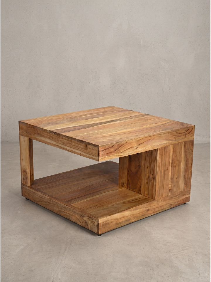Freigestellter Couchtisch aus massivem Akazienholz mit integriertem seitlichem Fach auf weißem Hintergrund._