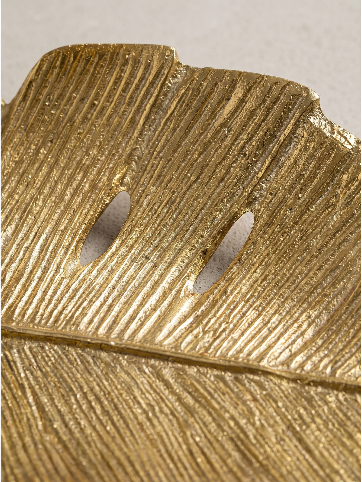 Gesamteindruck der modernen goldenen Aluminiumschale in exklusiver Tropenblatt-Silhouette, ideal als mondänes Highlight für anspruchsvolle klassische Einrichtungskonzepte._