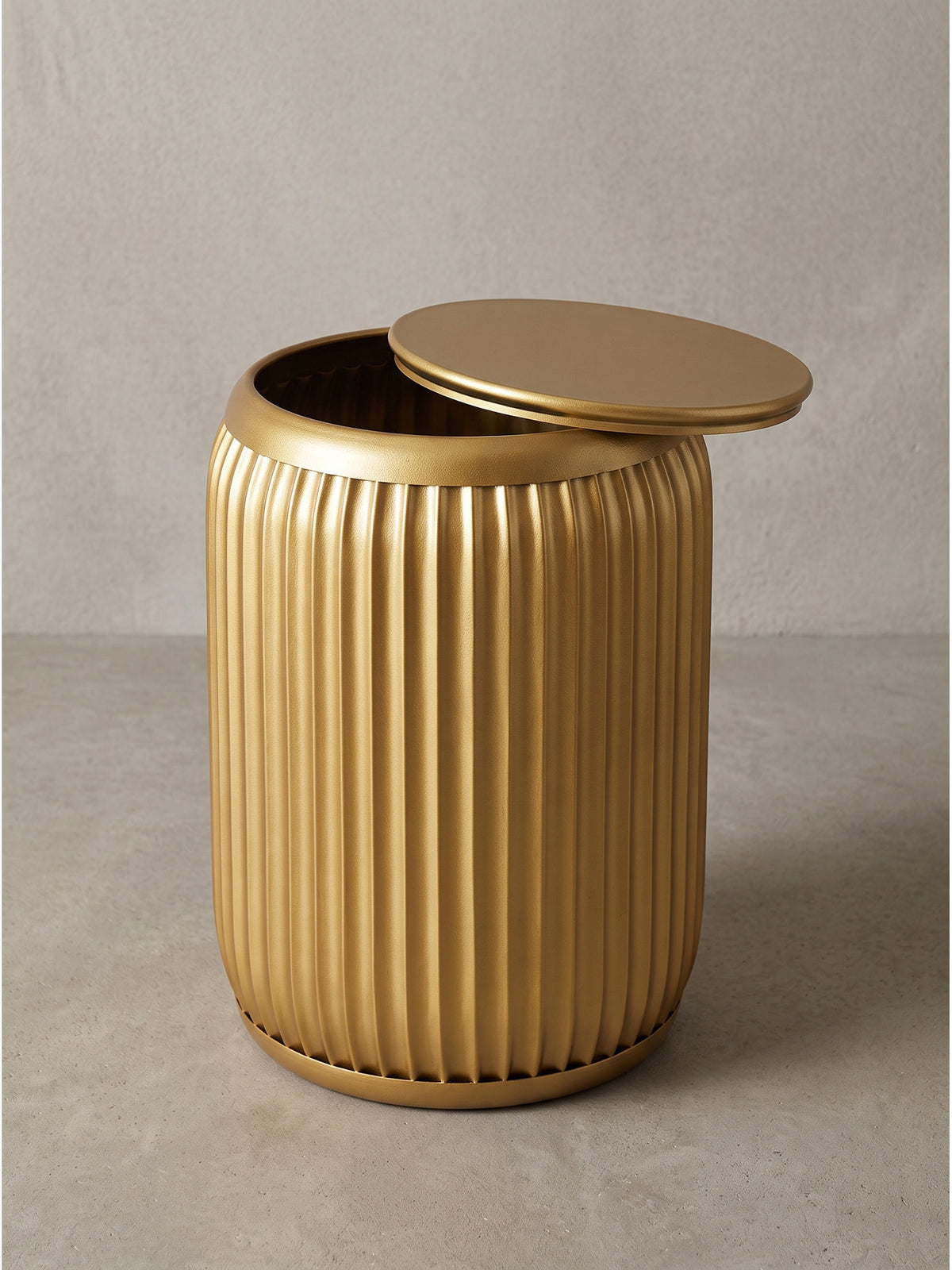 Runder Metalltisch 35x50 cm in Gold im Dreiviertel-Profil präsentiert das extravagante Design mit abnehmbarer glatter Tischplatte_