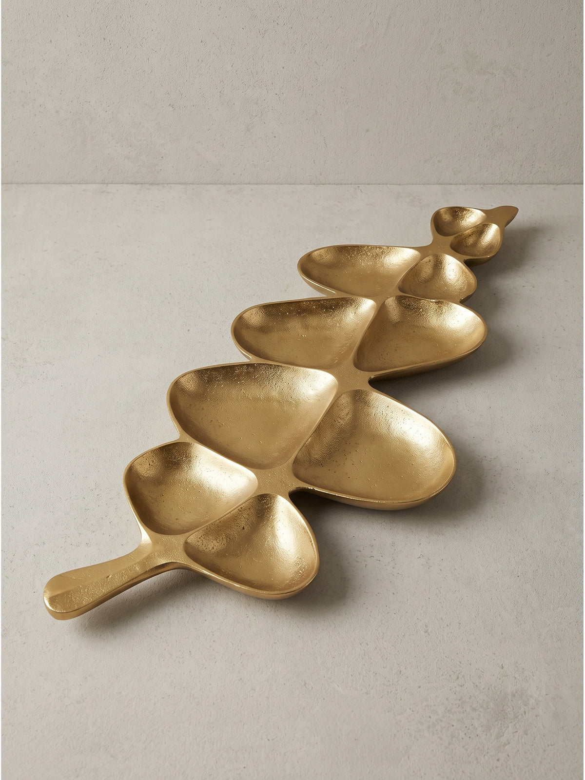 Elegante Schmuckschale goldfarben 61 cm Seitenansicht zeigt flache Fächerstruktur auf weißem Hintergrund_