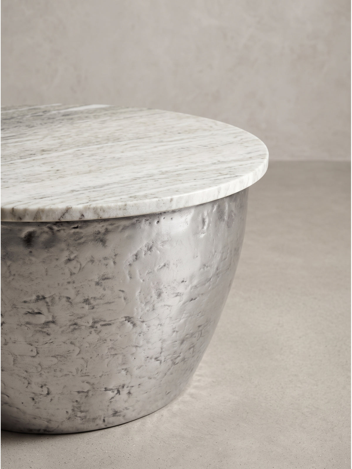 Runder Sofatisch aus Metall und Marmor im extravaganten Design als luxuriöses Meisterwerk für moderne und klassische Wohnkonzepte_