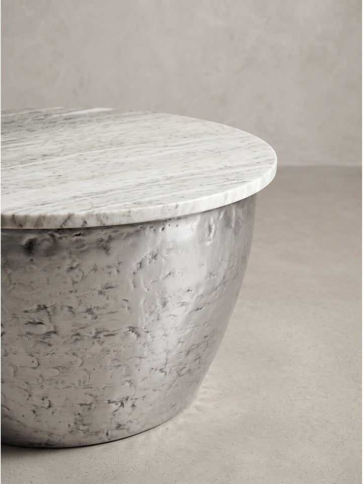Runder Sofatisch aus Metall und Marmor im extravaganten Design als luxuriöses Meisterwerk für moderne und klassische Wohnkonzepte_