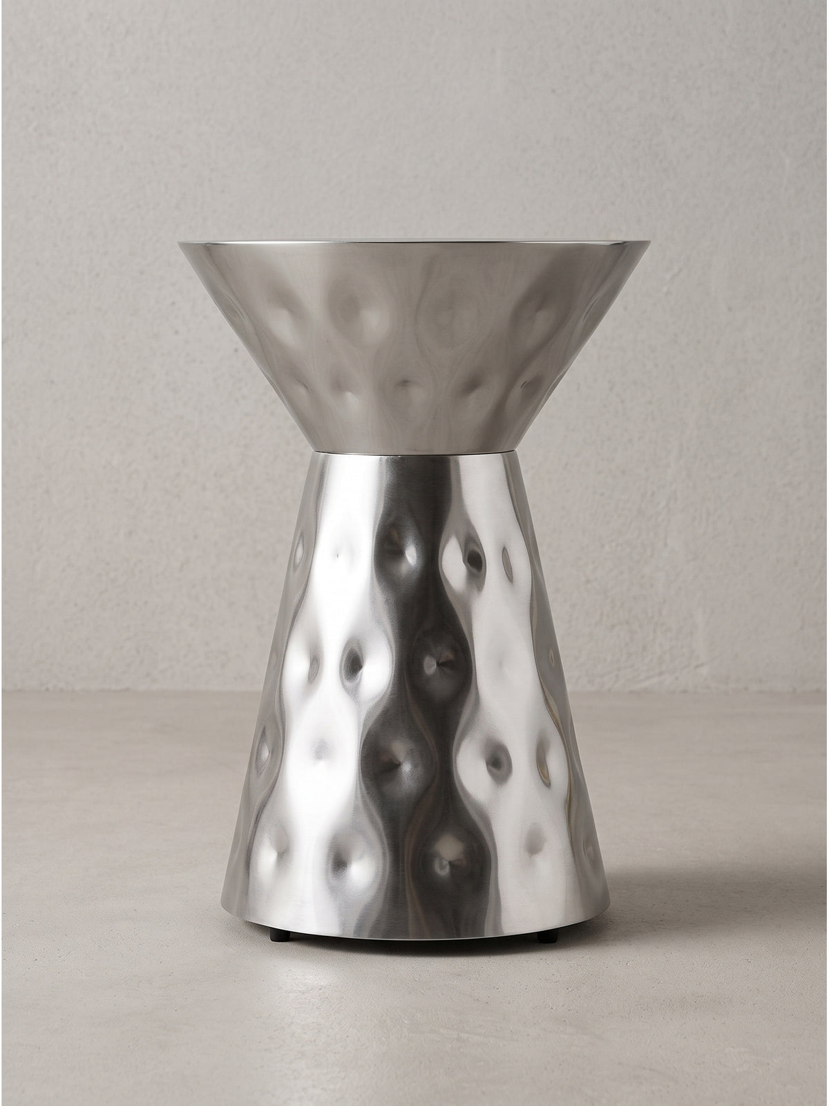 Seitenansicht des handgefertigten Aluminium Beistelltisches 36x51 cm in Silber, der sich ideal als kompakter Couchtisch eignet._