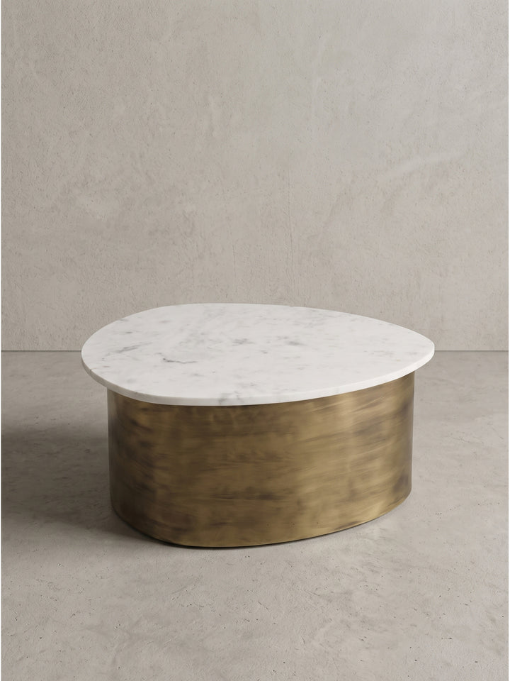 Zeitloser Sofatisch in organisch-runder Form vereint robustes Aluminium mit eleganter indischer Marmorplatte für luxuriöse Wohnkonzepte_