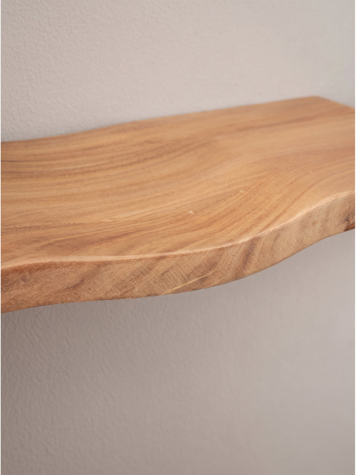 Untersicht des massiven Holzboards aus Akazie zeigt die durchgehend warme Farbgebung und die lebhafte natürliche Struktur des Holzes_