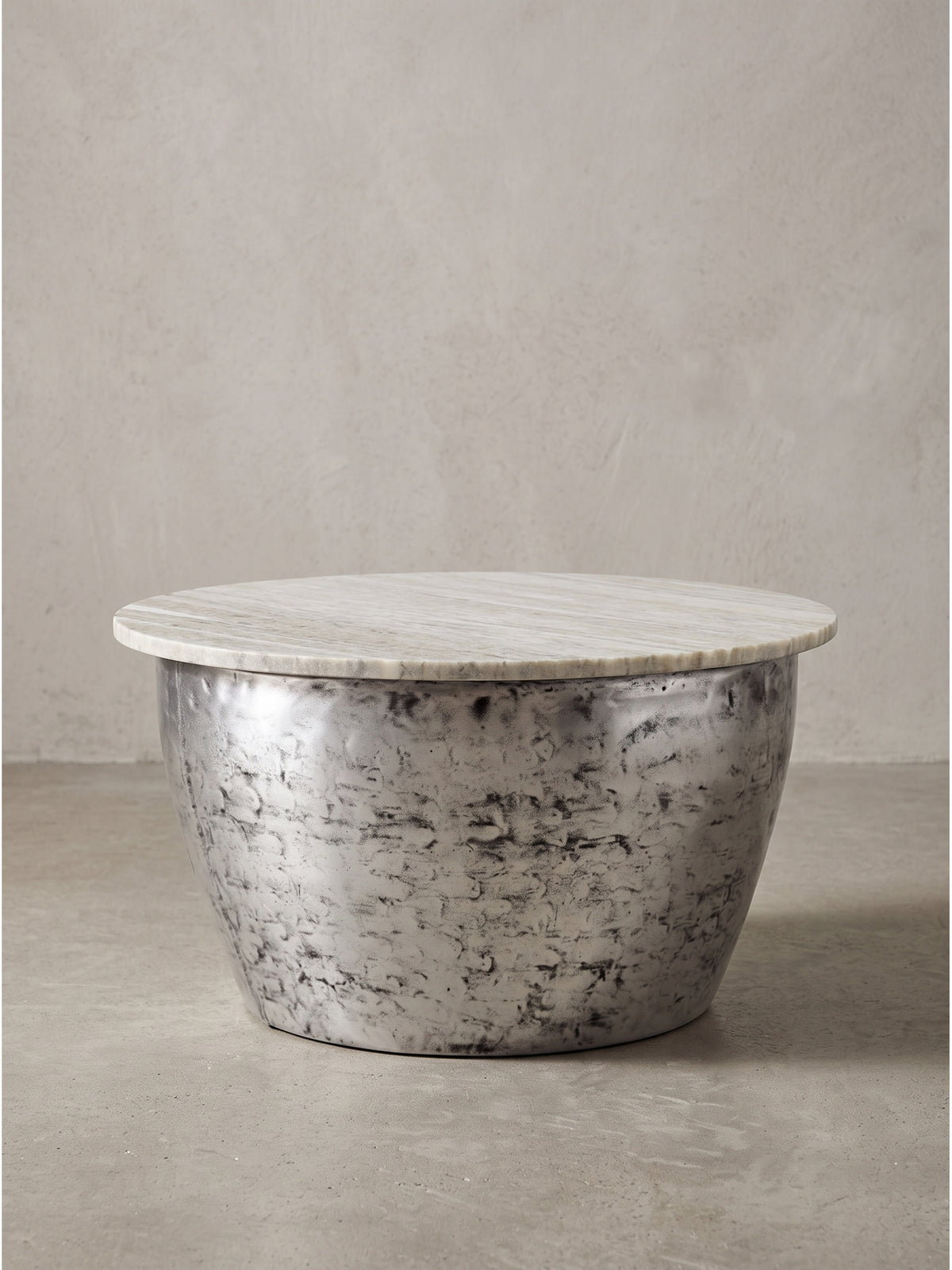 Seitenansicht des massiven runden Loungetischs aus Metall mit 34 cm Höhe und markanter gehämmerter Oberfläche auf weißem Hintergrund_