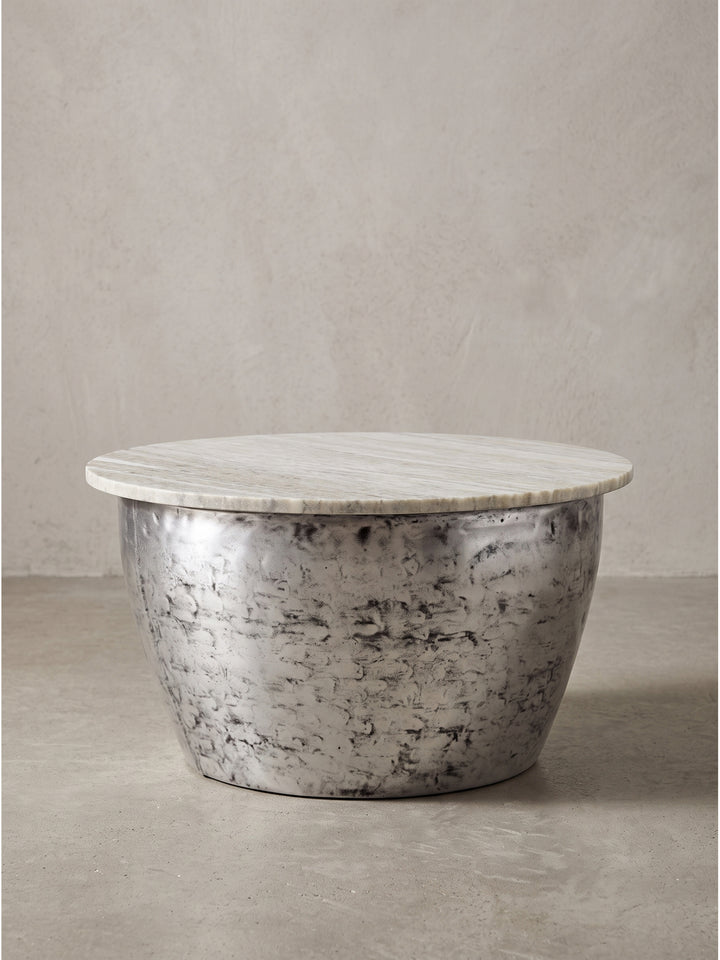 Seitenansicht des massiven runden Loungetischs aus Metall mit 34 cm Höhe und markanter gehämmerter Oberfläche auf weißem Hintergrund_