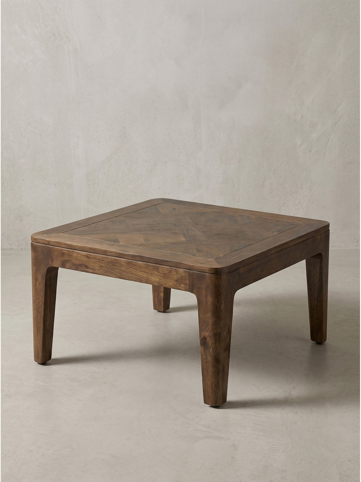 Fokussierte Ansicht auf das komplexe Holz-Inlay der Tischplatte, die diesem Naturprodukt einen hochgradig individuellen Charakter verleiht.