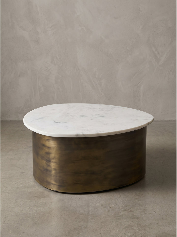 Couchtisch 63x63x30 cm mit asymmetrischer organischer Tischplatte aus weißem indischen Marmor und bronzefarbenem Aluminiumsockel_