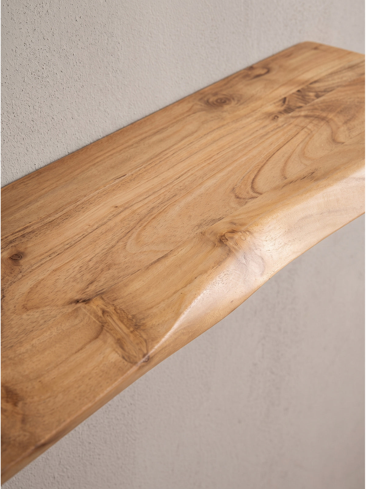 Elegantes Echtholzregal im schwebenden Design, perfekt geeignet als schmale und stilvolle Ablage für Bilderrahmen im Schlafzimmer._