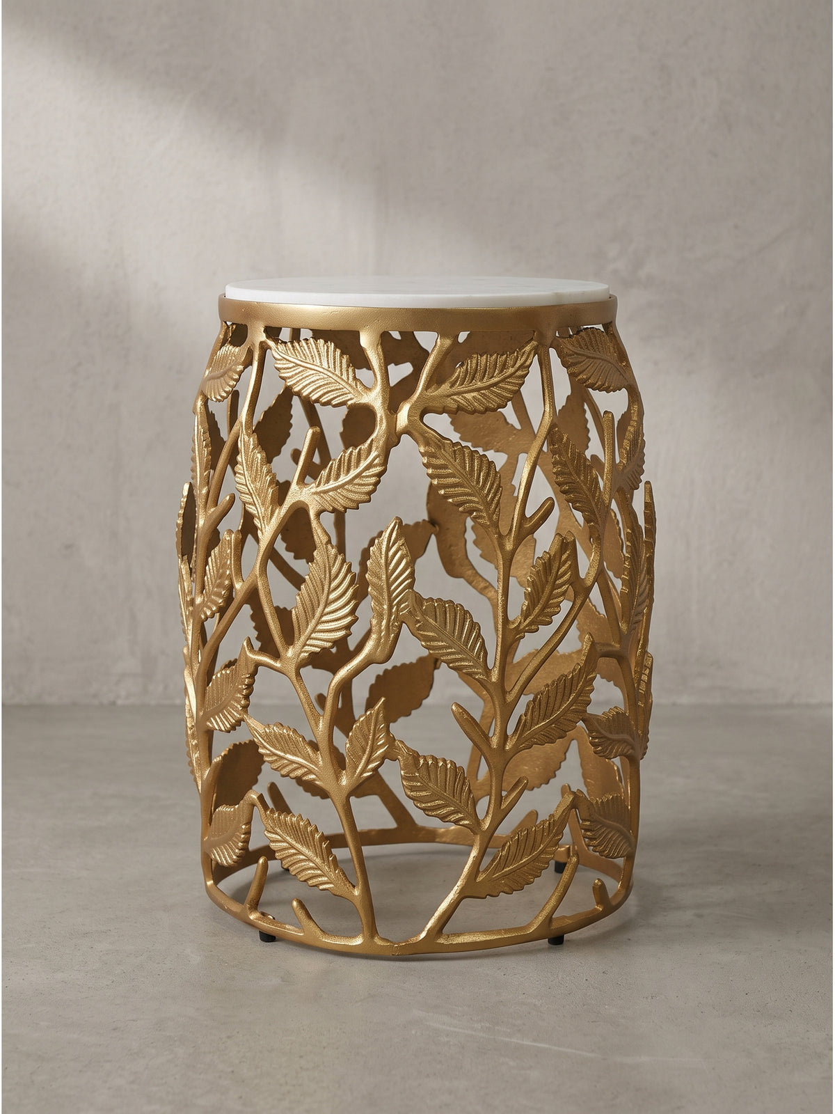 In der Gesamtansicht wirkt dieser runde Design-Tisch besonders grazil und beweist eindrucksvoll, dass die Kombination aus kühlem Naturstein und glänzendem Gold ein zeitloses Highlight darstellt._