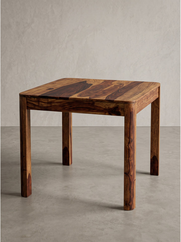 Detailansicht der Zarge unter der 1,5 cm starken Tischplatte des 80x80 cm Esszimmertisches aus dunklem Massivholz._