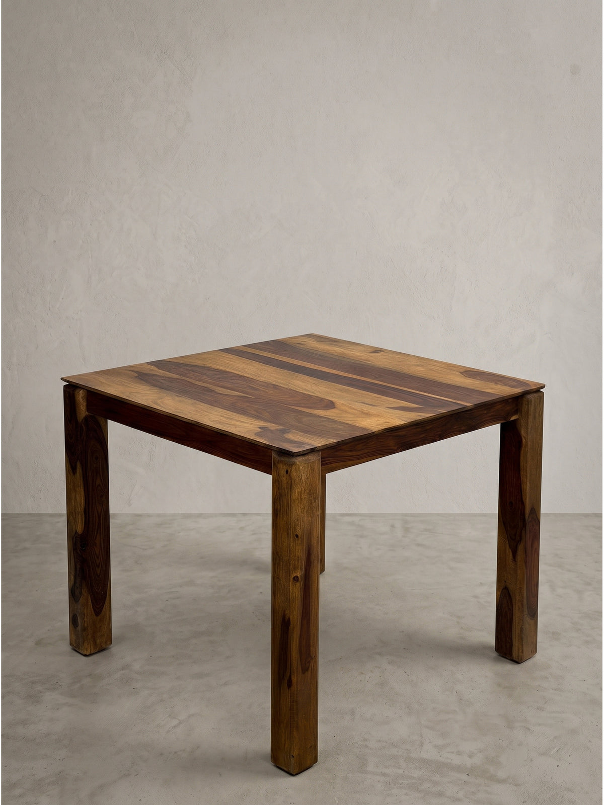 Gesamtansicht des stabilen 80x80 Holztisches im zeitlosen Design für moderne Wohnkonzepte oder kleine Küchen