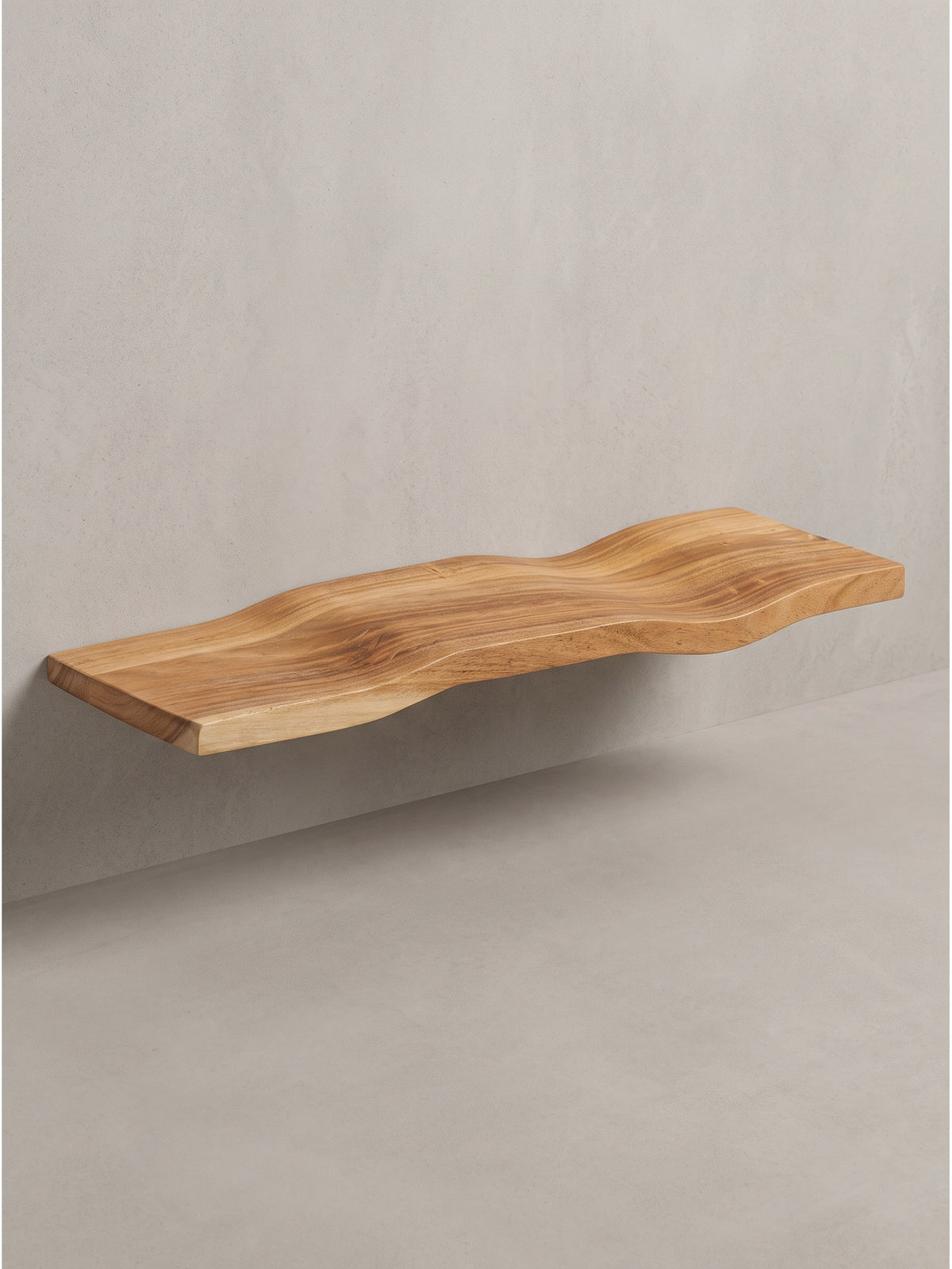 Freigestelltes Wandboard aus massiver Akazie 60x20x2,5 cm in Frontalansicht mit seiner charakteristischen asymmetrischen Wellenform_