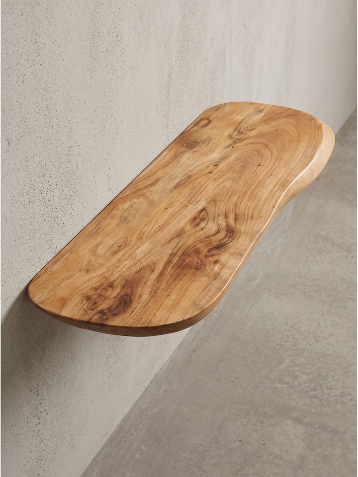 Organisches Holzregal für die Wand schräg von der Seite fotografiert zeigt die natürliche Form_