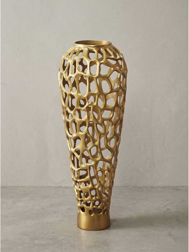Seitenprofil der skulpturalen goldenen Metallvase für das Wohnzimmer mit eleganter Verjüngung nach unten zu einem stabilen massiven Sockel_