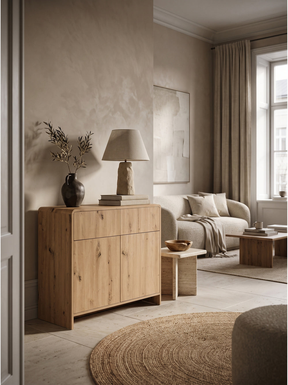 Kompaktes Sideboard Eiche Dekor 88x40x76 cm in organisch modernem Wohnzimmer mit Limewash-Wand und Travertin-Hocker_