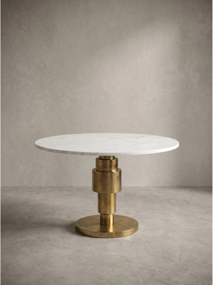 Profilansicht des 39cm hohen Sofatisches, bei der die geometrische Stufenstruktur des goldenen Metallgestells deutlich sichtbar wird_