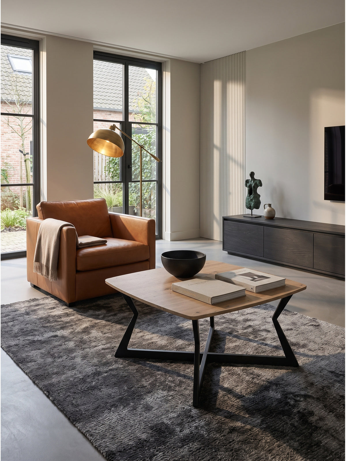 Design Sofatisch in Eiche Optik 75x75 cm kombiniert mit modernem Stoffsofa vor einer Akzentwand im Industriedesign