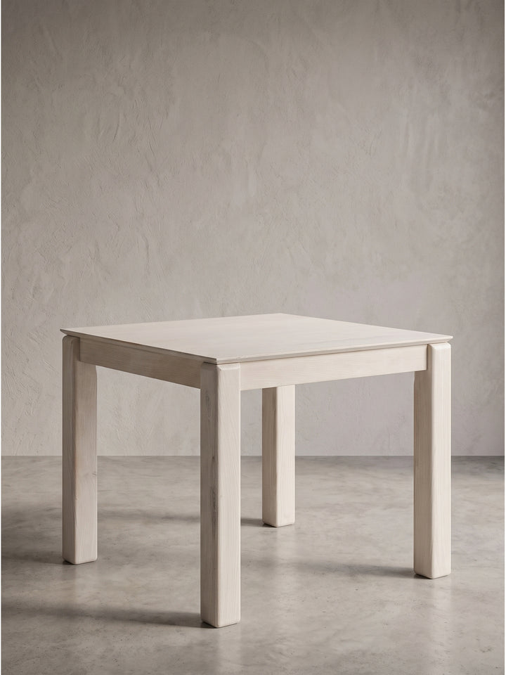 Vollständige Vorderansicht des quadratischen Esstischs aus Mango Massivholz White Wash mit Maßen 80x80x75 cm_