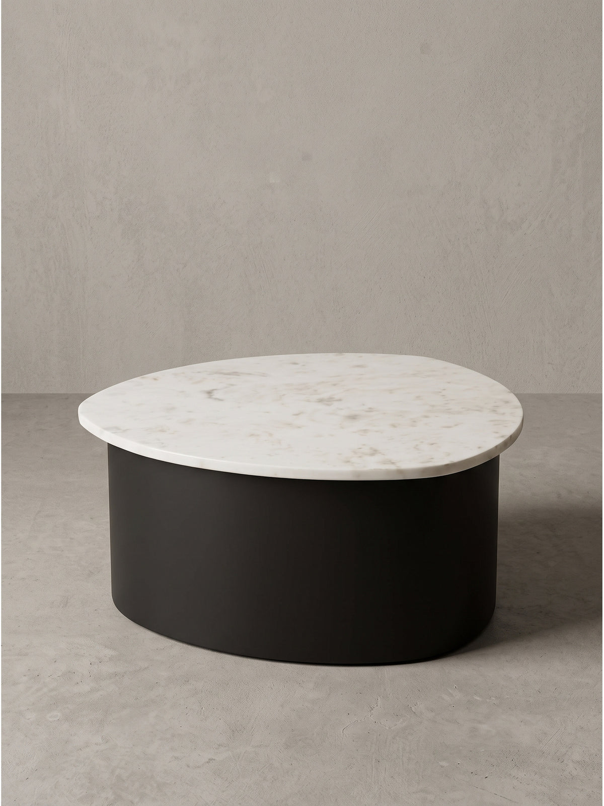 Handgefertigter Couchtisch organische Form 63x63x30 cm weißer Marmor mit schwarzem Aluminiumgestell Freisteller Frontalansicht_