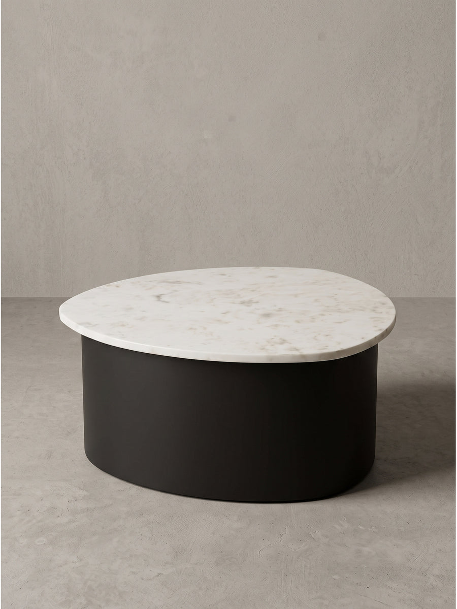 Handgefertigter Couchtisch organische Form 63x63x30 cm weißer Marmor mit schwarzem Aluminiumgestell Freisteller Frontalansicht_