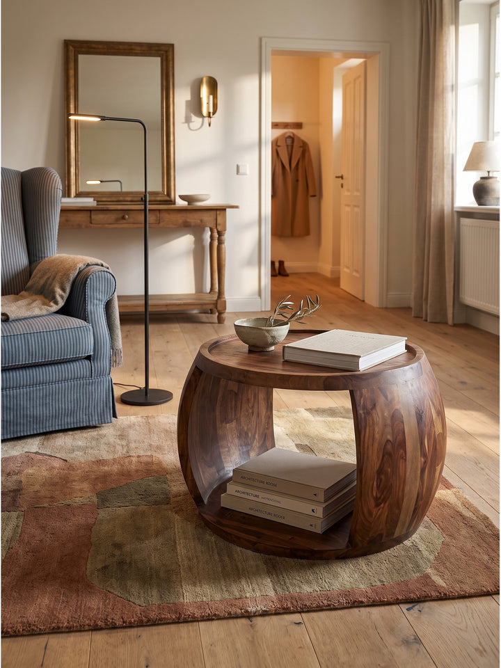 Holz Couchtisch im Landhaus Design kombiniert mit cremefarbenem Teppich und minimalistischer Stehlampe im hellen Raum_