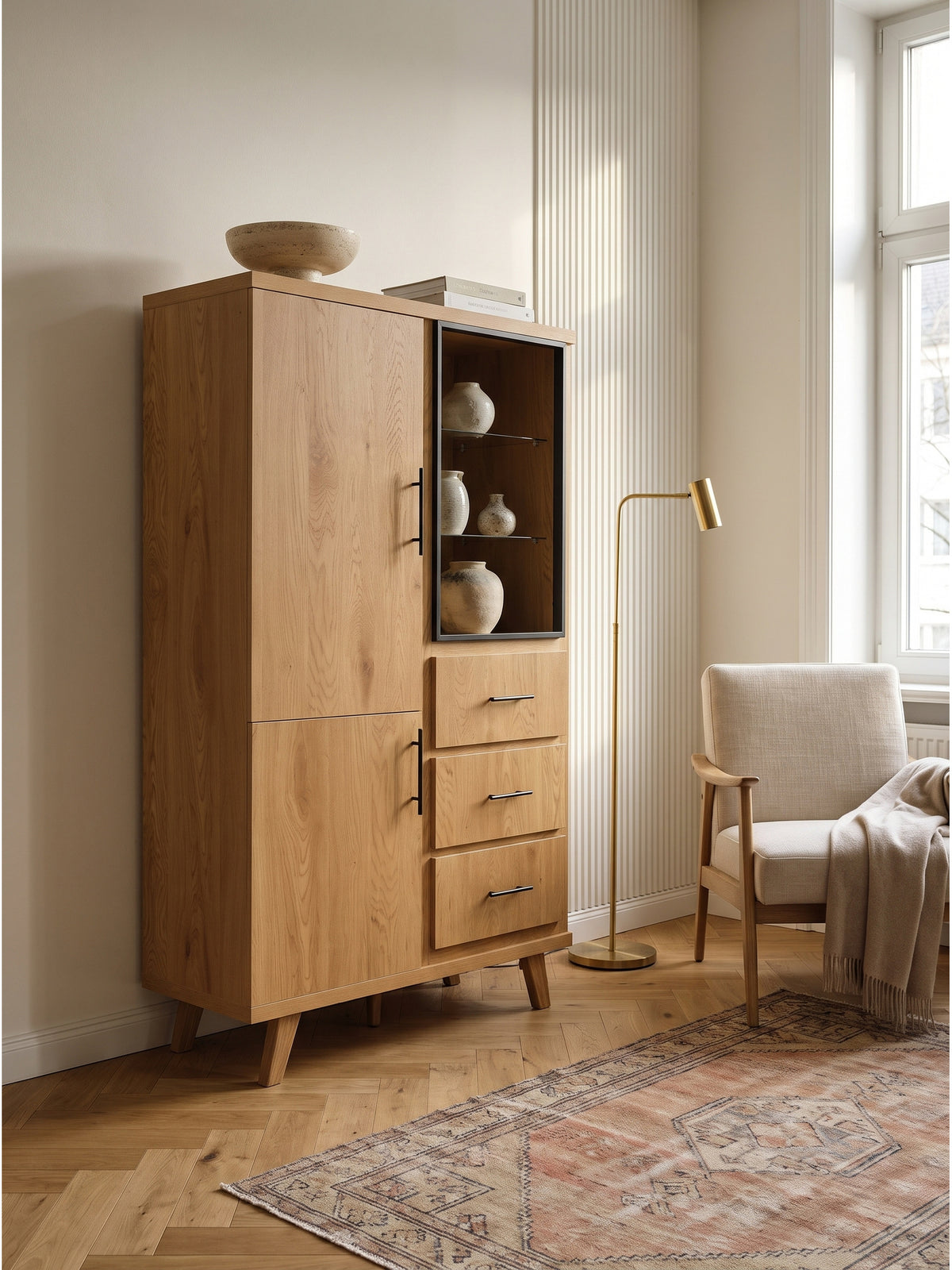 Moderner Wohnzimmerschrank in Eichenoptik kombiniert mit einer schwarzen minimalistischen Stehleuchte und hellen Leinenvorhängen