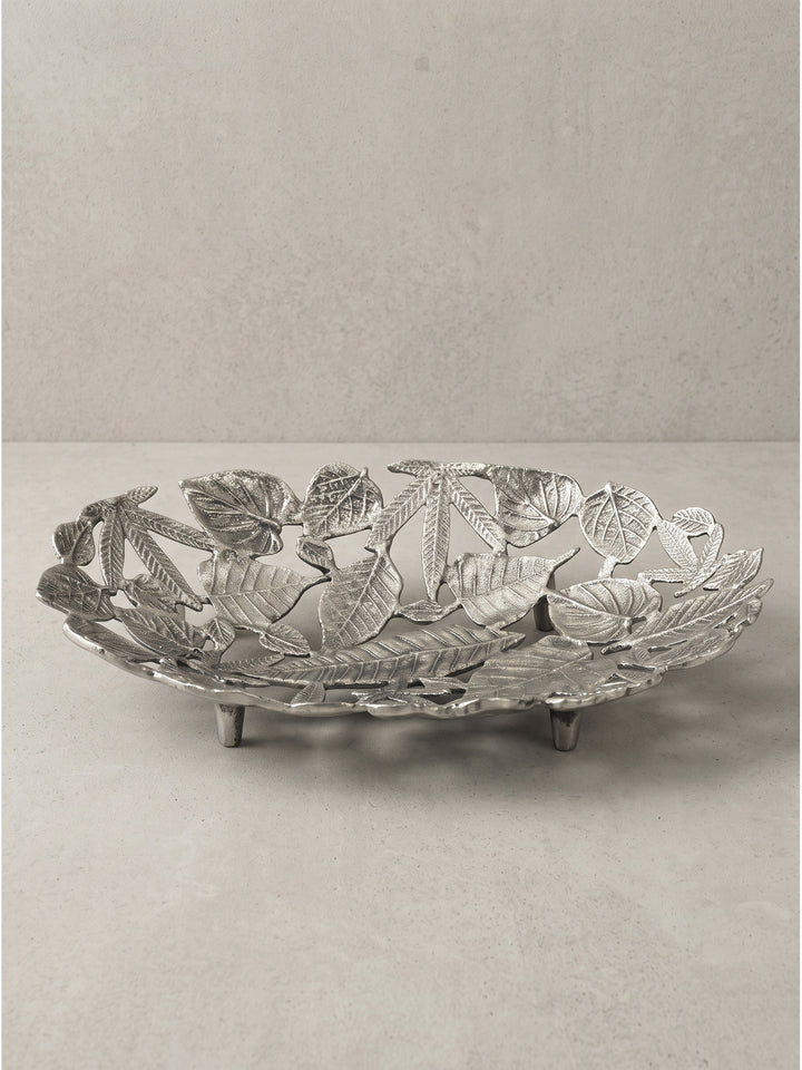 Ovale Metallschale aus leichtem Aluminium in Silber mit Blättermotiv und kleinen Standfüßen freigestellt_