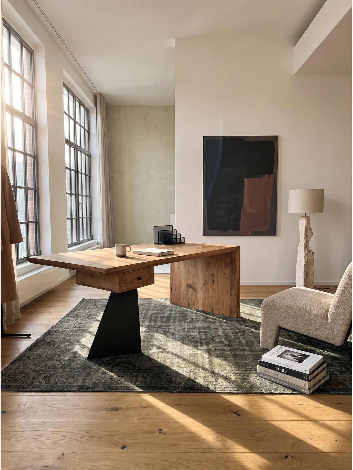 Schreibtisch aus Akazie Massivholz 180x90 cm mit Metallgestell in Schwarz im hellen Home Office vor großen Fenstern auf Eichenparkett_