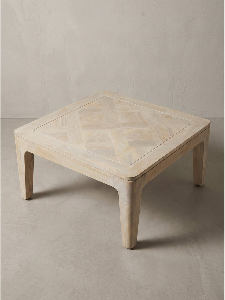 Couchtisch aus Holz white wash mit markantem Muster auf der Tischplatte und nahtlos angesetzten Beinen_
