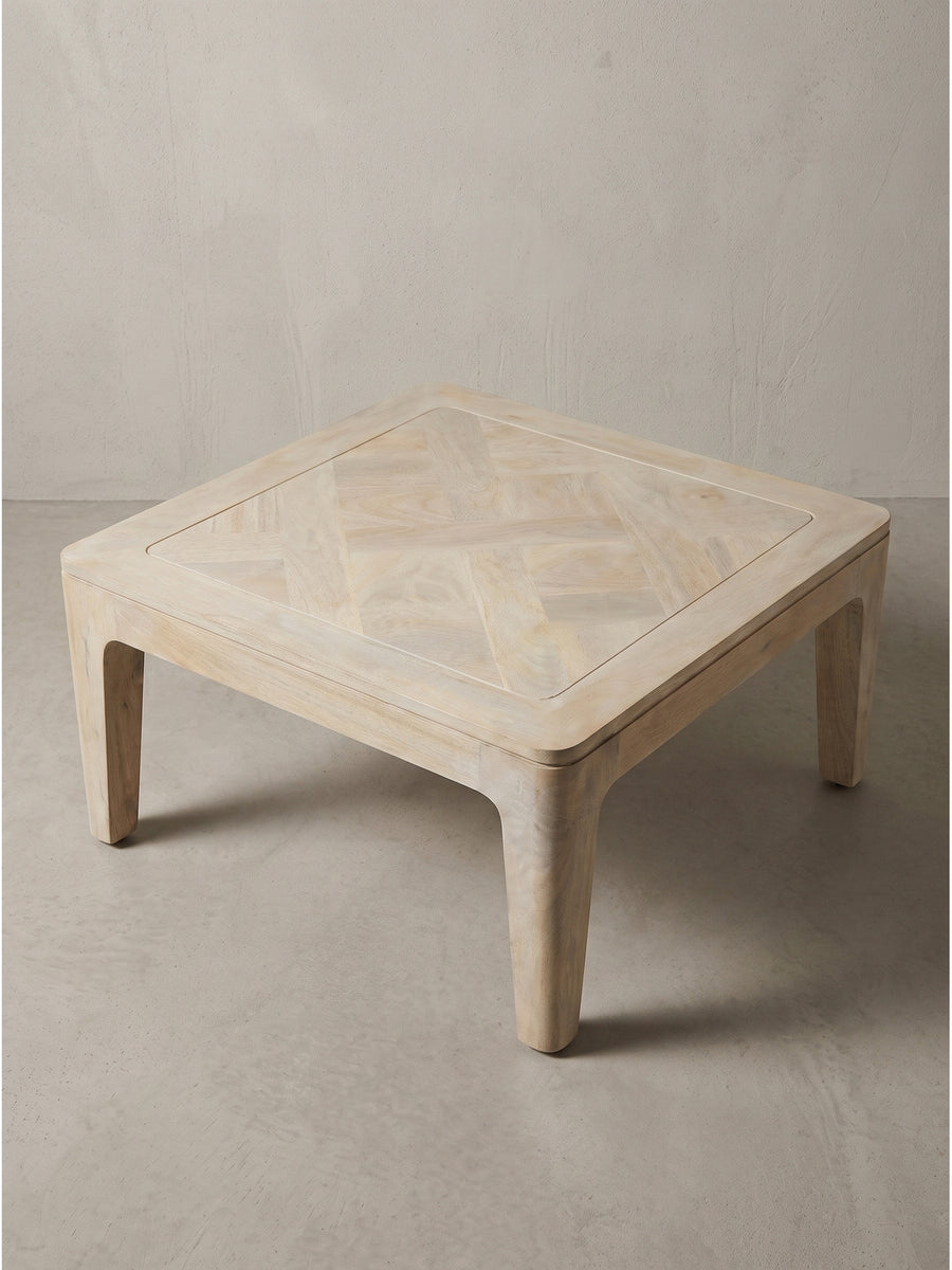 Couchtisch aus Holz white wash mit markantem Muster auf der Tischplatte und nahtlos angesetzten Beinen_