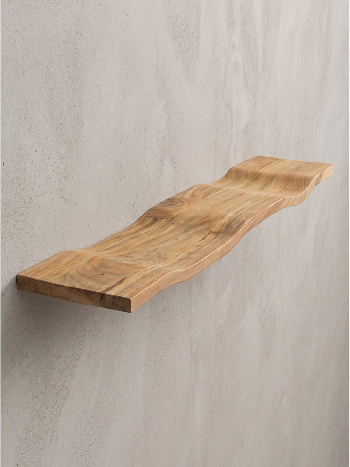 Frontansicht des schwebenden Wandboards aus massivem Akazienholz mit charakteristischer Wellenform und natürlicher Farbgebung_