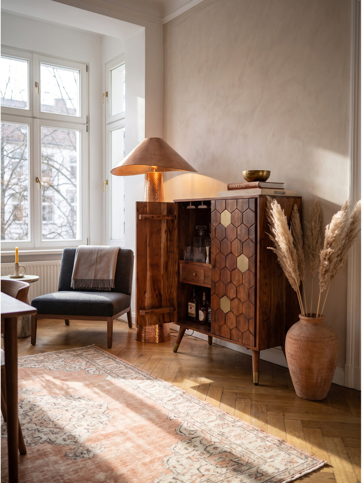 Eleganter Getränkeschrank aus dunklem Holz kombiniert mit einem lederbezogenen Esszimmerstuhl vor einer cremeweißen Wand