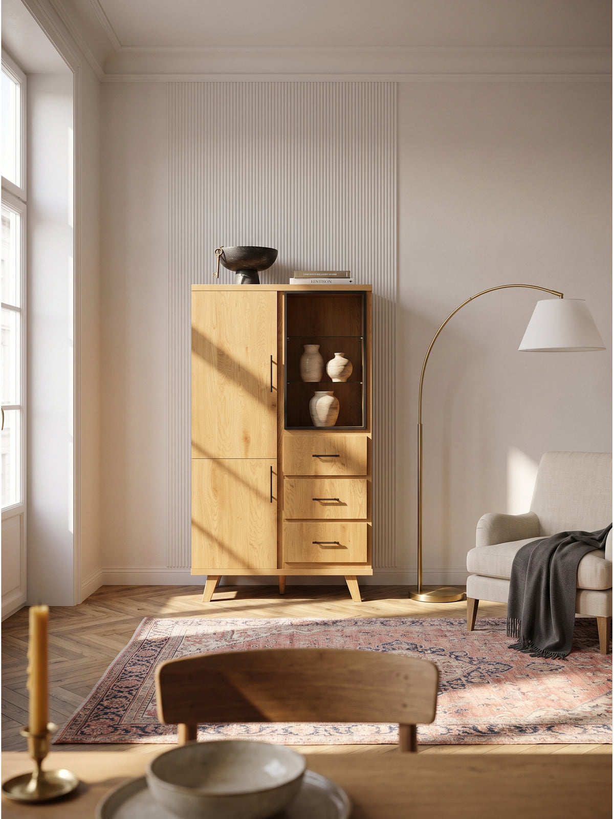 Hochschrank aus MDF in warmer Eiche Holzoptik 100x40x188 cm mit schwarzen Akzenten im hellen skandinavischen Wohnzimmer auf Dielenparkett_