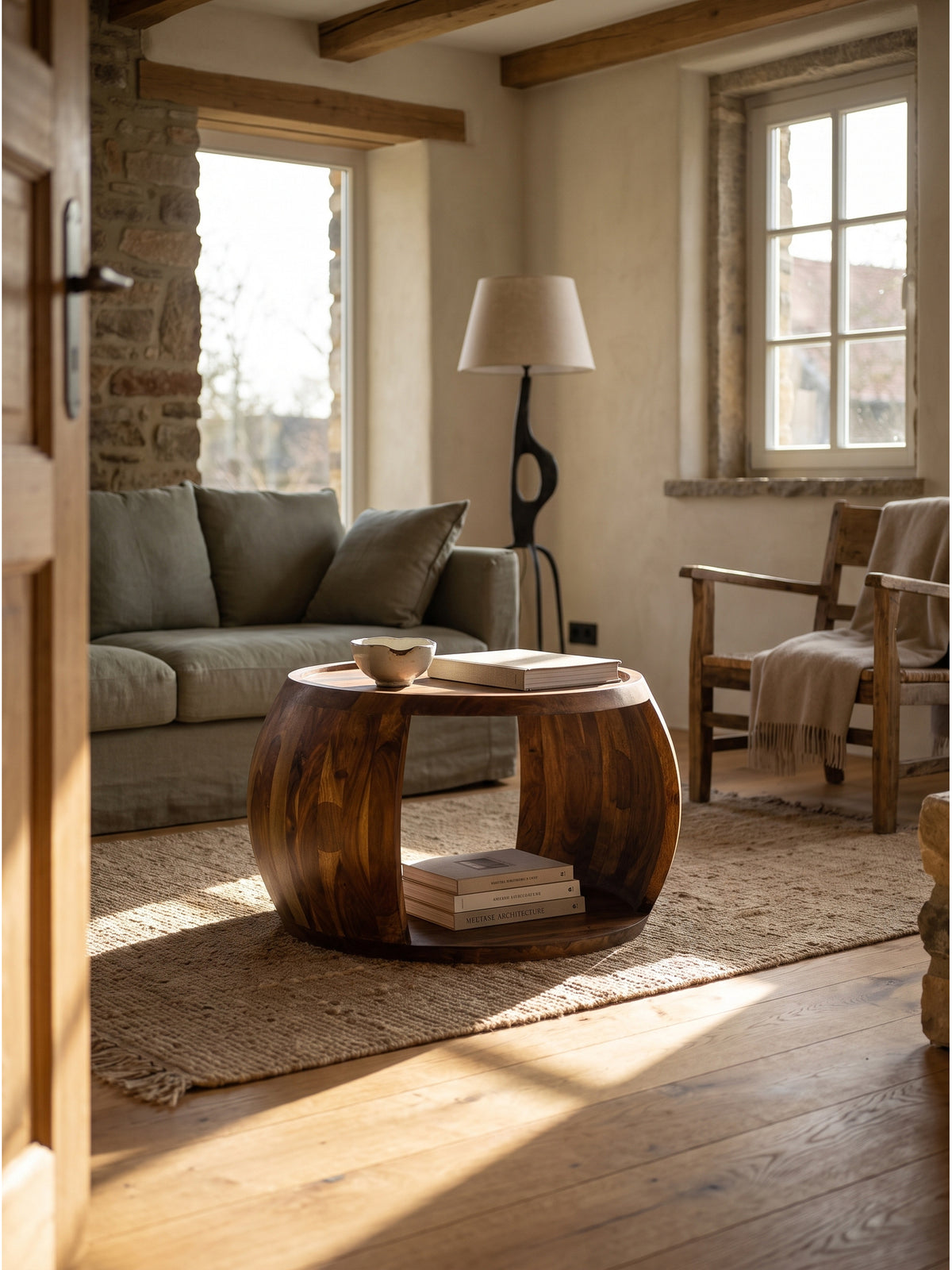 Runder Couchtisch aus Sheesham Massivholz 60x50x40 cm im organisch modernen Wohnzimmer vor heller Wand neben Bouclé-Sofa_