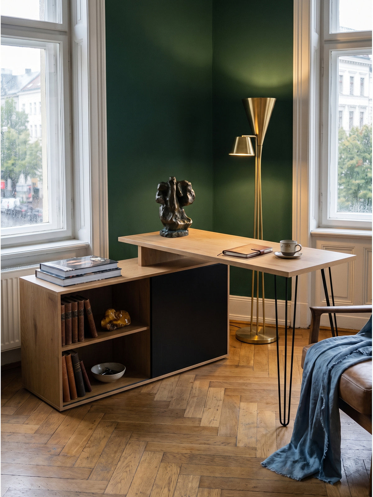 Eleganter Eckschreibtisch aus Eiche-Dekor im stilvollen Home Office mit waldgrüner Akzentwand und Oushak-Teppich._