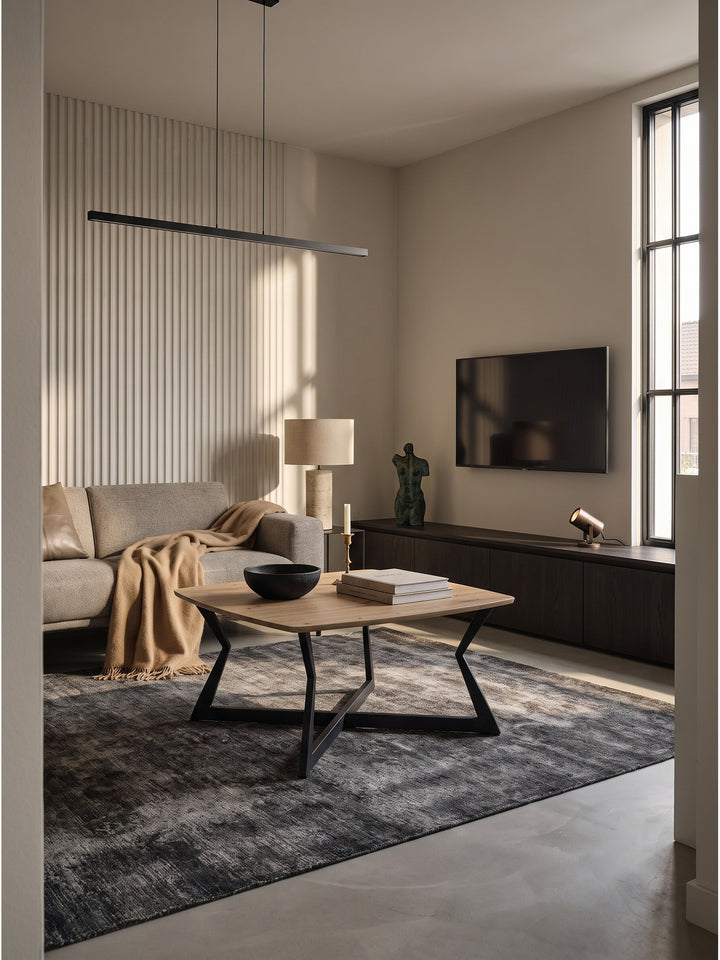 Quadratischer Couchtisch in Eiche Optik mit Zickzack-Metallgestell 75x75 cm in modernem Wohnzimmer auf dunkelgrauem Teppich_