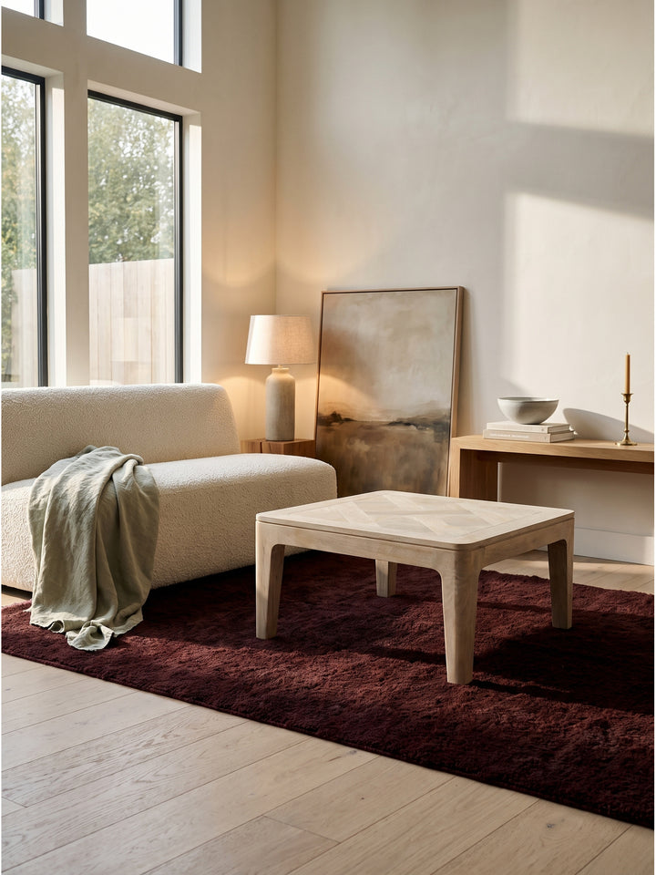 Heller Couchtisch aus Mangoholz 60x60 cm kombiniert mit minimalistischem beigen Sofa im ruhigen Japandi Stil_
