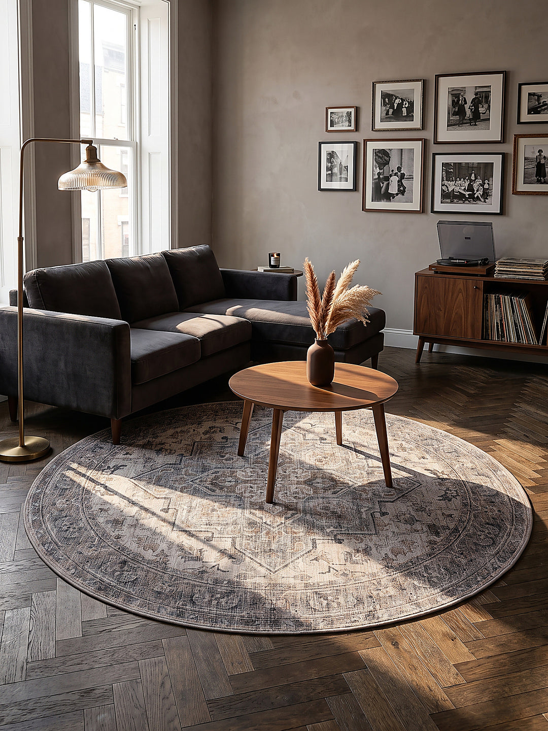 Teppich Beige-Grau rund im modernen Wohnzimmer_
