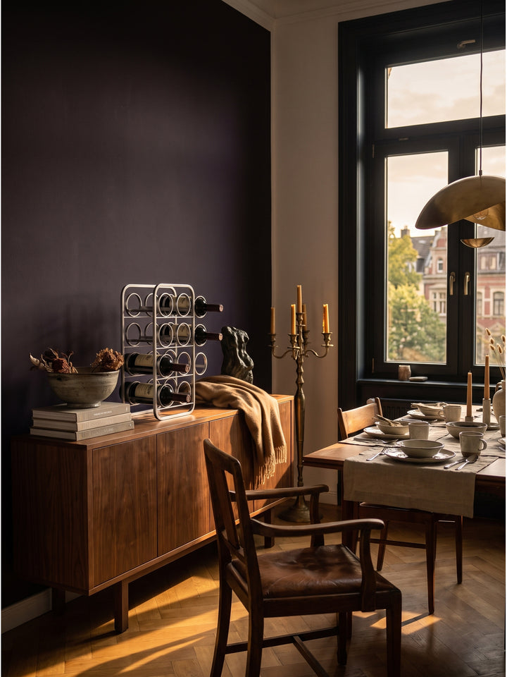 Flaschenregal Silber Metall platziert neben skulpturaler Keramik auf einer Anrichte im Mid-Century Modern Stil_