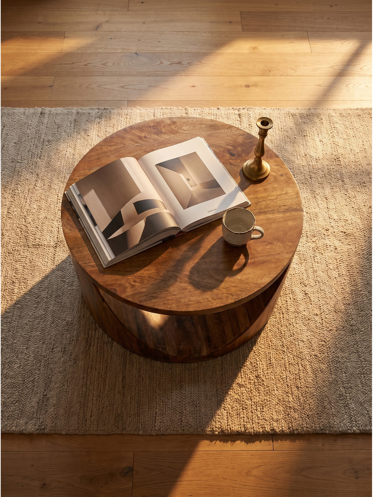 Runder Sofatisch aus Holz mit außergewöhnlichem Cut-out Design von oben betrachtet im stilvollen Loungebereich mit Eichenparkett