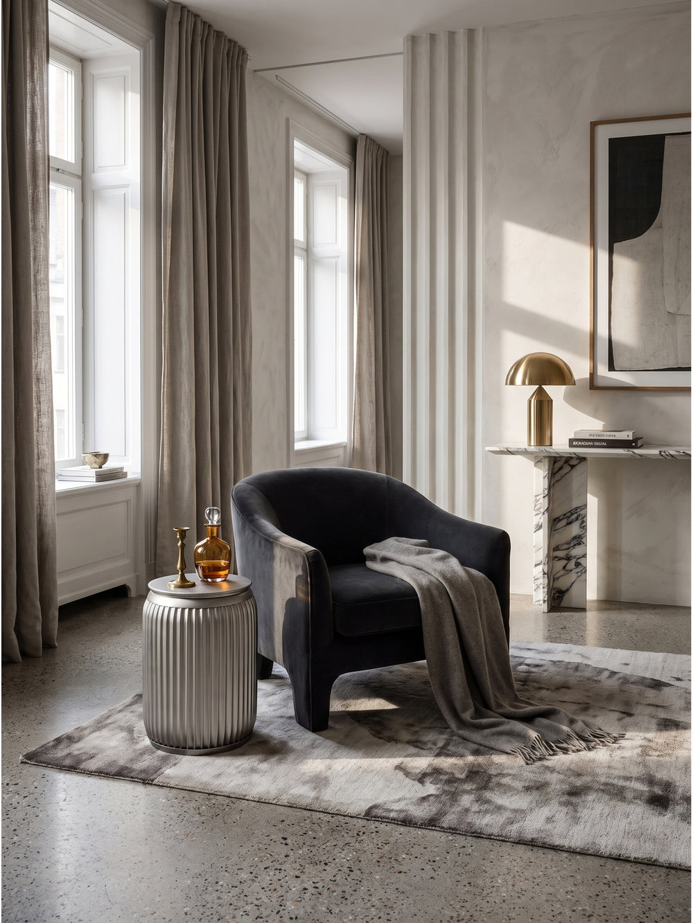 Runder Beistelltisch aus lackiertem Eisen in Silber mit Rillenoptik 35x35x50 cm im eleganten Wohnzimmer auf poliertem Betonboden_