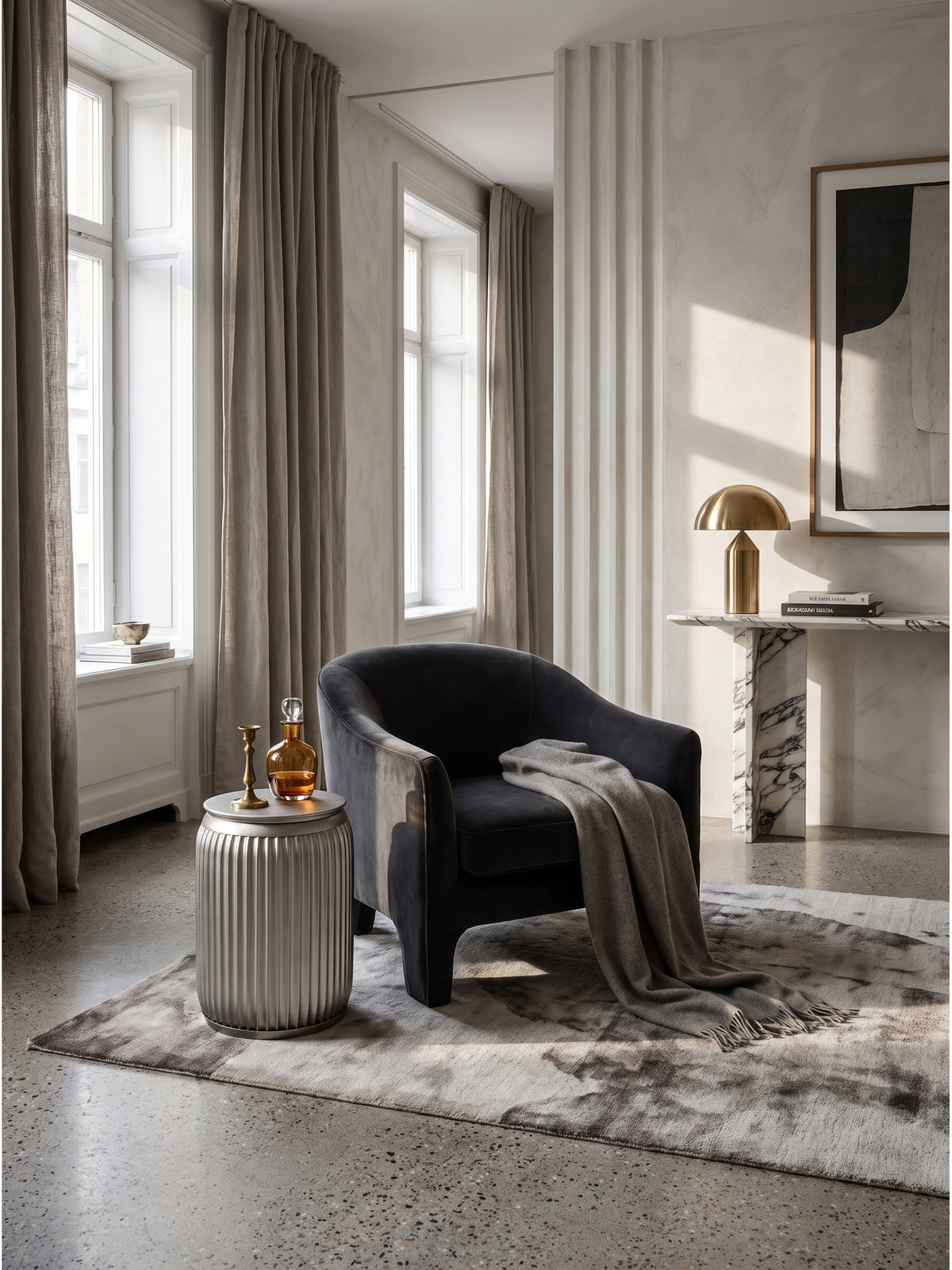 Runder Beistelltisch aus lackiertem Eisen in Silber mit Rillenoptik 35x35x50 cm im eleganten Wohnzimmer auf poliertem Betonboden