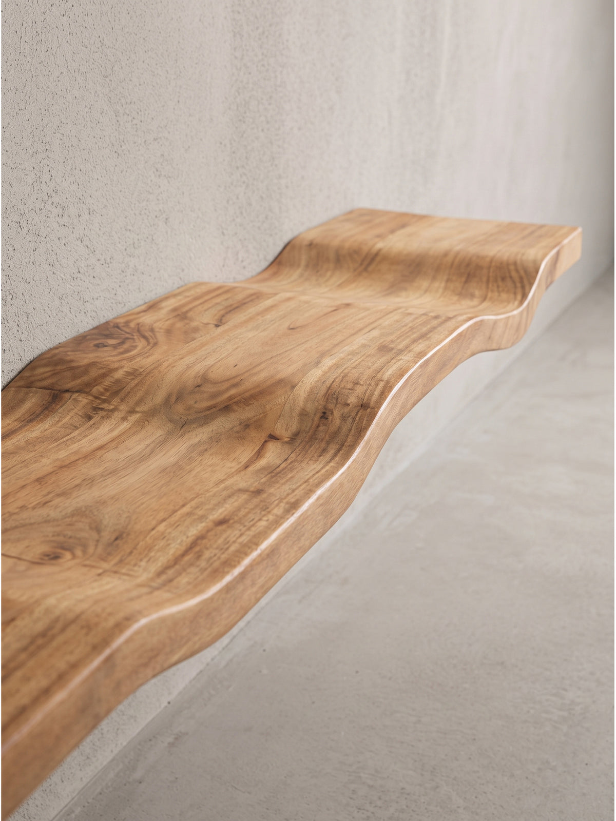 Gesamtübersicht des modernen Holzregals in Wellenform als natürlicher Akzent für Wohnbereich oder Arbeitszimmer_
