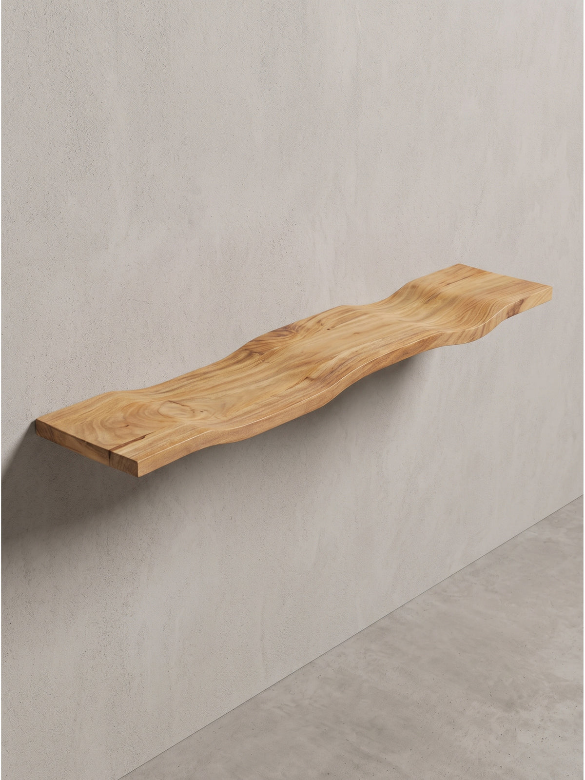 Schrägansicht des 100cm langen Holzregals für die Wandmontage zeigt die organische Tiefe der handgearbeiteten Kante_